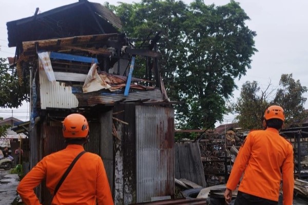 Petugas BPBD Kota Banjarmasin lakukan pendataan gudang terbakar di Kuin Utara, Rabu (12/2/2025). Foto: BPBD Kota Banjarmasin 5W1H