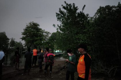 Tim SAR Gabungan lakukan pencarian korban diduga tenggelam di perairan Desa Sebanti, Kabupaten Kotabaru, Rabu (12/2/2025). Foto: Tim SAR Pos Kotabaru 5W1H