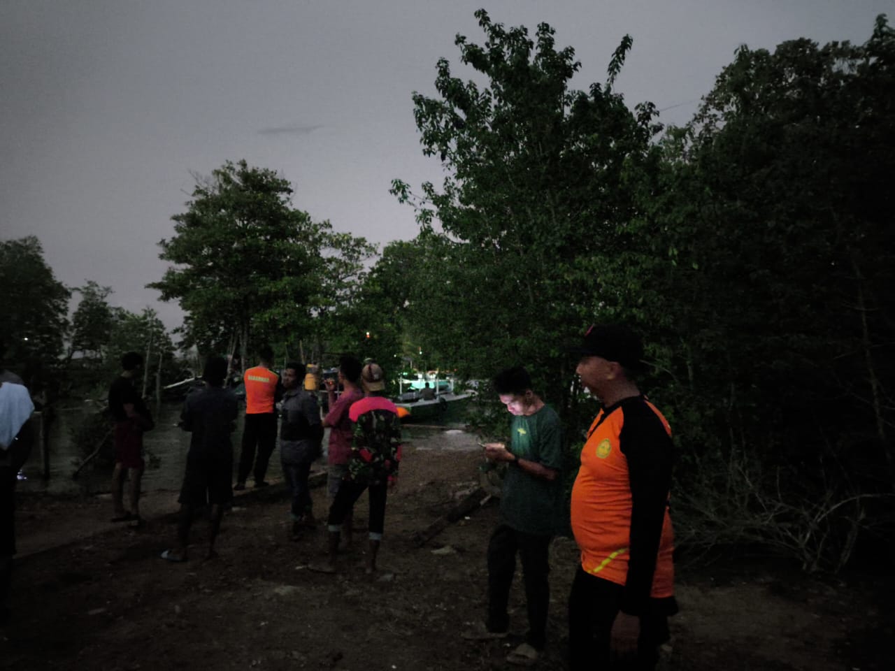 Tim SAR Gabungan lakukan pencarian korban diduga tenggelam di perairan Desa Sebanti, Kabupaten Kotabaru, Rabu (12/2/2025). Foto: Tim SAR Pos Kotabaru 5W1H