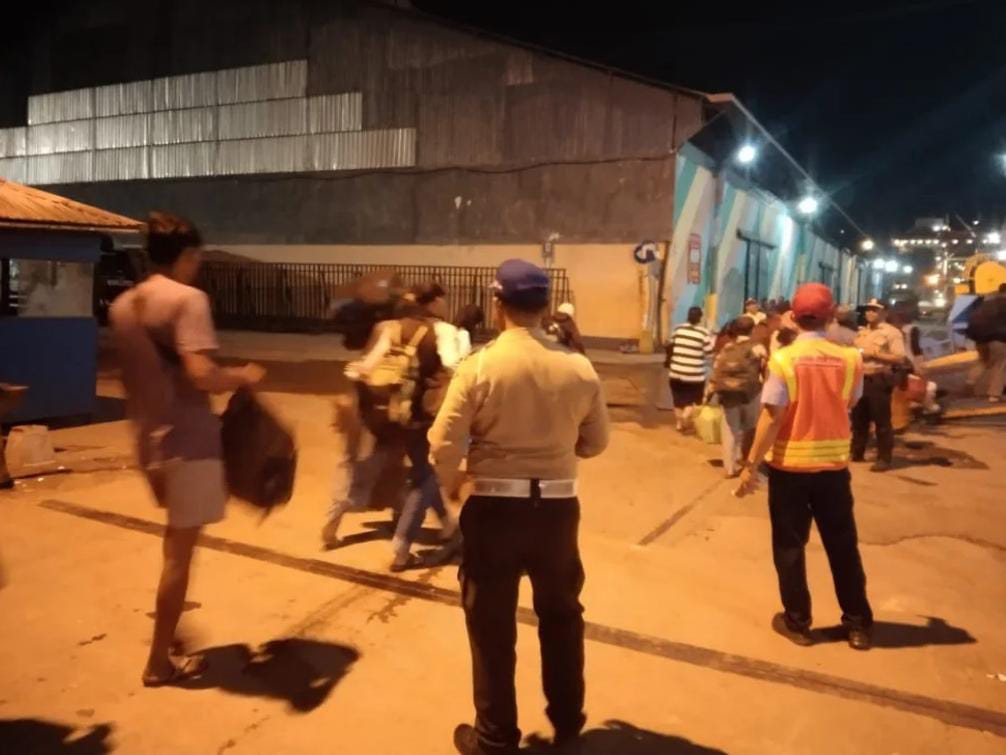 Petugas gabungan lakukan pengamanan para pemudik di Pelabuhan Trisakti Banjjarmasin, Rabu (12/2/2025). Foto: Humas Polsek KPL Banjarmasin 5W1H