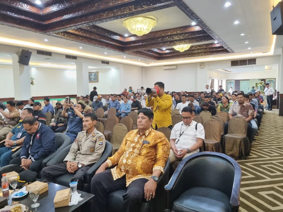 Waka Polsek KPL, AKP Arfus Husain hadiri Rapat Anggota Tahunan (RAT) Koperasi Tenaga Kerja Bongkar Muat (TKBM) Samudera Nusantara Banjarmasin ke-34 tahun 2024 di HBI Banjarmasin, Kamis (12/2/2025). Foto: Humas Polsek KPL Banjarmasin 5W1H