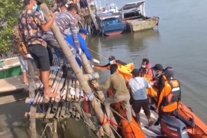 Korban tenggelam di perairan Desa Sebanti ditemukan meninggal dunia oleh Tim SAR Gabungan, Kamis (13/2/2025). Foto: Pos SAR Kotabaru 5W1H