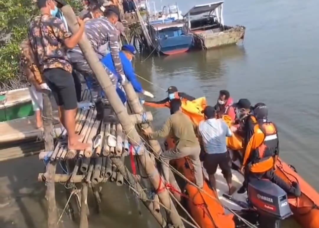 Korban tenggelam di perairan Desa Sebanti ditemukan meninggal dunia oleh Tim SAR Gabungan, Kamis (13/2/2025). Foto: Pos SAR Kotabaru 5W1H