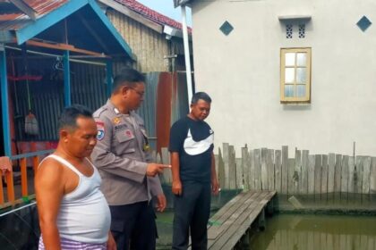 Bhabinkamtibmas Tanjung Pagar tinjau warga yang memanfaatkan kolam sebagai budidaya ikan lele di Komplek Mahatama RT 23 RW 02. Foto: Polsek Banjarmasin Selatan 5W1H