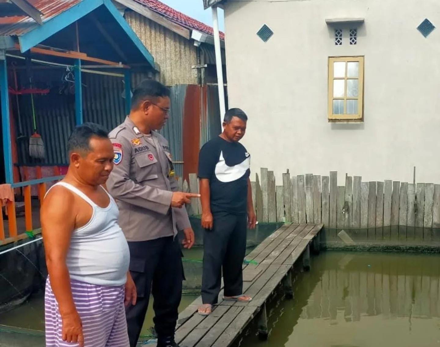 Bhabinkamtibmas Tanjung Pagar tinjau warga yang memanfaatkan kolam sebagai budidaya ikan lele di Komplek Mahatama RT 23 RW 02. Foto: Polsek Banjarmasin Selatan 5W1H