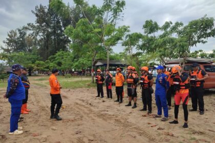 Tim Rescue Pos SAR Tanah Laut bersama Tim SAR GAbungan laksanakan breafing guna menentukan rencana proses pencarian korban tenggelam di Pantai Batakan, Pelaihari, Tala, Sabtu (15/2/2025). Foto: Basarnas 5W1H