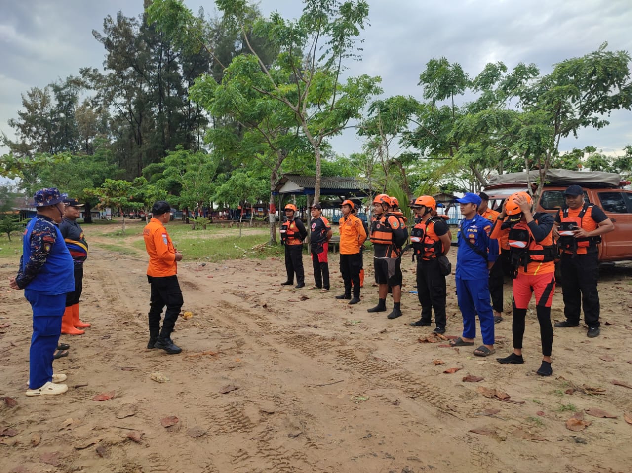 Tim Rescue Pos SAR Tanah Laut bersama Tim SAR GAbungan laksanakan breafing guna menentukan rencana proses pencarian korban tenggelam di Pantai Batakan, Pelaihari, Tala, Sabtu (15/2/2025). Foto: Basarnas 5W1H