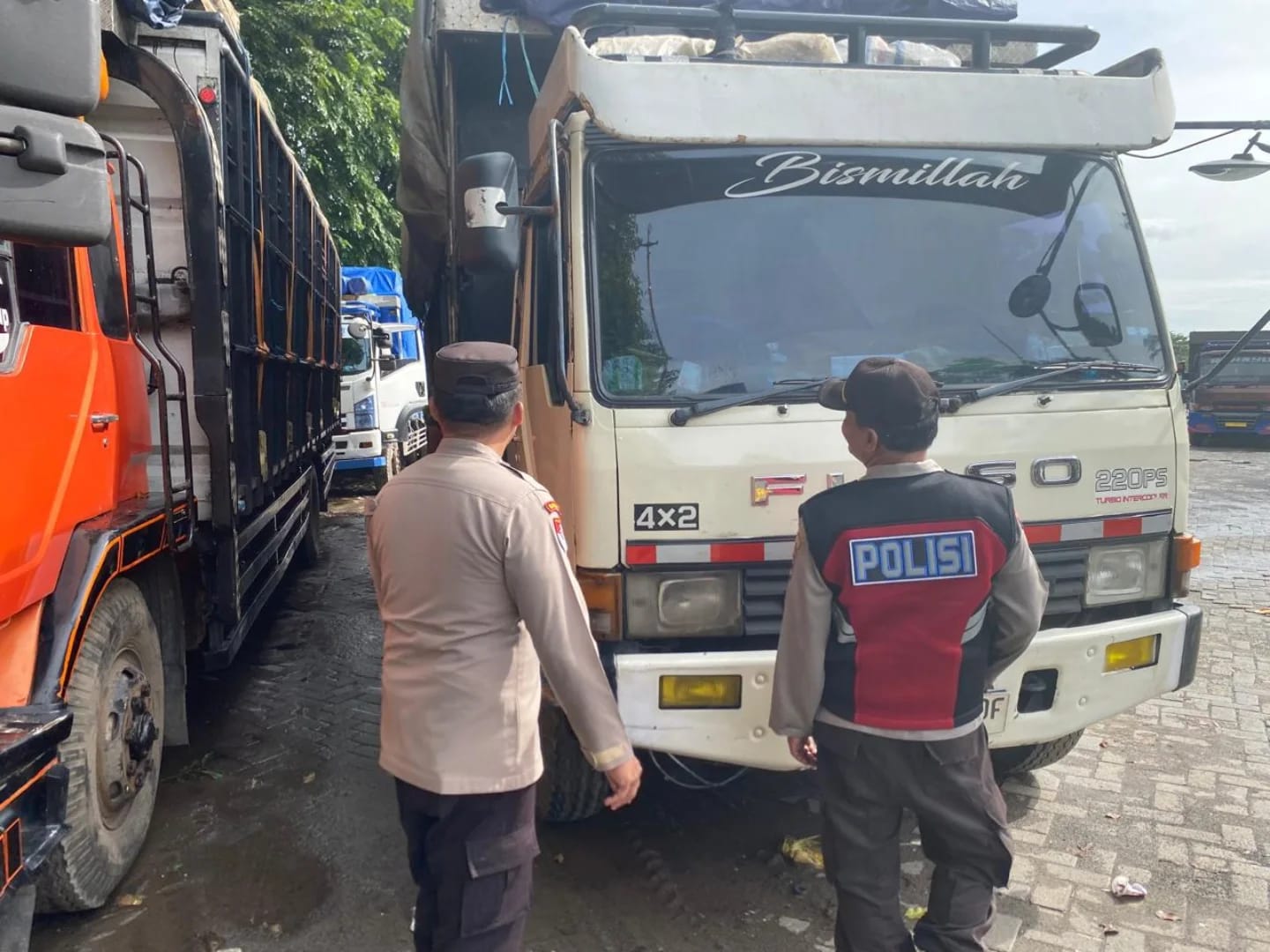 Patroli KRYD Polsek KPL Banjarmasin lakukan pemeriksaan kendaraan area pelanbuhan, Minggu (16/2/2025). Foto: Polsek KPL Banjarmasin 5W1H