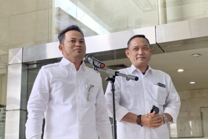 Gubernur Kalimantan Timur Terpilih, Rudy Mas'ud dan Wakil Gubernur Terpilih Seno Aji menjalani pemeriksaan di Kantor Kementerian Dalam Negeri (Kemendagri) RI, Jakarta Pusat, Senin (17/2/2025). Foto: Kompas.com 5W1H