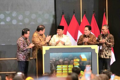 Layanan Bank Emas diresmikan oleh Presiden Republik Indonesia Prabowo Subianto (tengah) didampingi Direktur Utama BSI Hery Gunardi (kiri), Menteri Koordinator Bidang Perekonomian Airlangga Hartanto (dua dari kiri), Menteri BUMN Erick Thohir (empat dari kiri) dan Direktur Utama PT Pegadaian (persero) Damar Latri Setiawan (paling kanan). Foto: Dok. BSI 5W1H