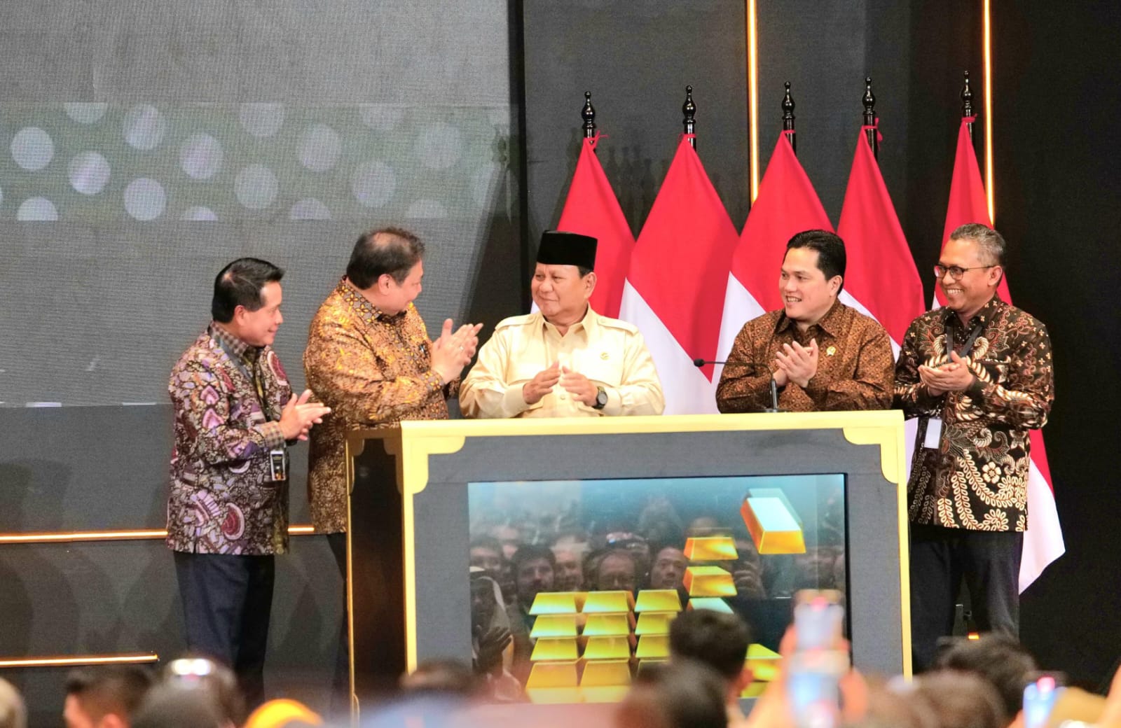 Layanan Bank Emas diresmikan oleh Presiden Republik Indonesia Prabowo Subianto (tengah) didampingi Direktur Utama BSI Hery Gunardi (kiri), Menteri Koordinator Bidang Perekonomian Airlangga Hartanto (dua dari kiri), Menteri BUMN Erick Thohir (empat dari kiri) dan Direktur Utama PT Pegadaian (persero) Damar Latri Setiawan (paling kanan). Foto: Dok. BSI 5W1H