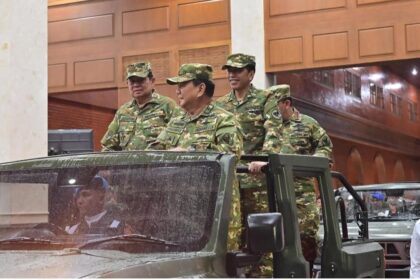 Presiden ke-6, Susilo Bambang Yudhoyono dan Presiden ke-7, Ir. Joko Widodo dampingi Presiden ke-8 RI, Prabowo Subianto saat parade gelar senja yang berlangsung di Akmil Magelang, Jawa Tengah, Kamis (27/2/2025) malam. Foto: BPMI Setpres.