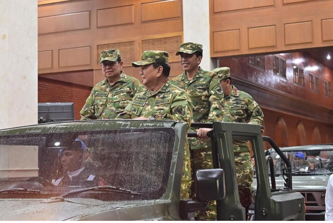 Presiden ke-6, Susilo Bambang Yudhoyono dan Presiden ke-7, Ir. Joko Widodo dampingi Presiden ke-8 RI, Prabowo Subianto saat parade gelar senja yang berlangsung di Akmil Magelang, Jawa Tengah, Kamis (27/2/2025) malam. Foto: BPMI Setpres.