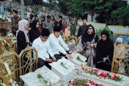 Usai Retreat di Magelang Gubernur Kaltim Rudy Mas'ud dan Walikota Rahmad Mas'ud Ziarah Makam Orang Tua. Foto: Kiriman Rudy Mas'ud untuk siberdbn.com 5W1H