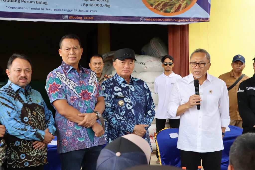 Menteri Koordinator Bidang Pangan RI, Zulkifli Hasan saat mengunjungi pertanian di Desa Danda Jaya Kabupaten Barito Kuala (Batola), Kalimantan Selatan (Kalsel), Sabtu (8/2/2025). Foto: MC Kalsel