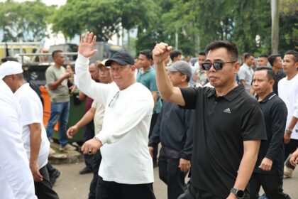 Bupati dan Wakil Bupati Barito Kuala terpilih, H Bahrul Ilmi dan Herman Susilo mengikuti gladi kotor pelantikan dan latihan baris berbaris di Monas, Jakarta, Selasa (18/2/2025). Sumber Foto: TeladanKalimantan.com