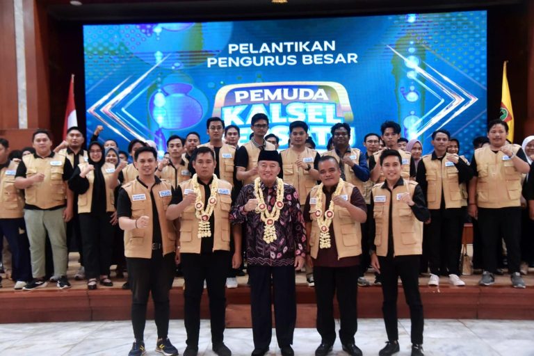 Gubernur Provinsi Kalimantan Selatan (Kalsel), H Muhidin menghadiri acara Pelantikan Pengurus Besar Pemuda Kalsel Bersatu dan 13 pengurus daerah Kabupaten/Kota se-Kalsel yang berlangsung di Gedung Mahligai Pancasila, Sabtu (1/2/2025) malam. Foto: Septian Saputra/Adpim Kalsel