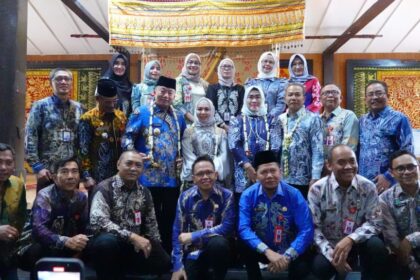 Gubernur Provinsi Kalimantan Selatan (Kalsel), H Muhidin dan Wakil Gubernur Kalsel Terpilih H Hasnuryadi Sulaiman memimpin Rapat Koordinasi SKPD lingkup Pemprov Kalsel di Taman Mini Indonesia Indah (TMII) pada Kamis (6/1/2025). Foto: Adpim Kalsel