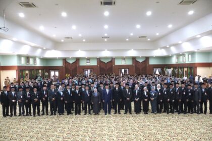 Foto bersama usai kegiatan pengukuhan Pejabat Administrator dan Pejabat Pengawas di lingkungan Pemprov Kalsel di gedung Idham Chalid Banjarbaru, Senin (10/2/2025). Foto: Pemprov Kalsel