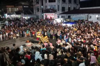 Warga Tionghoa Kotabaru merayakan Cap go meh dengan menampilkan atraksi Barongsai. Foto: ahd/siberdbn.com