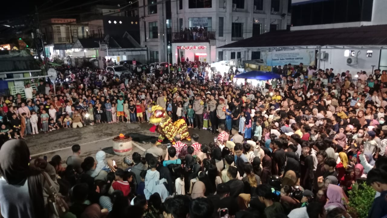 Warga Tionghoa Kotabaru merayakan Cap go meh dengan menampilkan atraksi Barongsai. Foto: ahd/siberdbn.com