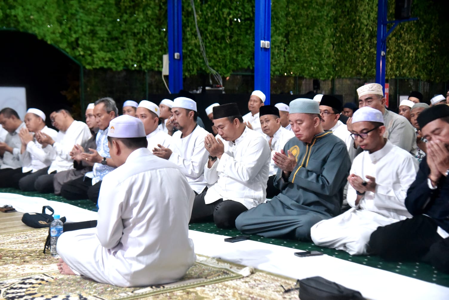 Gubernur H Muhidin saat melaksanakan Sholat Terawih dan Tadarusan bersama SKPD Pemprov Kalsel. Foto: Adpim Kalsel