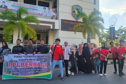 PPI Kotabaru Bagikan Takjil di Sekitaran Siring Laut Kotabaru. Foto: Ahd/siberdbn.com