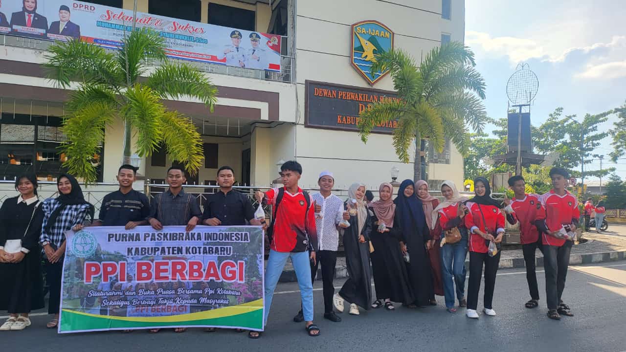 PPI Kotabaru Bagikan Takjil di Sekitaran Siring Laut Kotabaru. Foto: Ahd/siberdbn.com