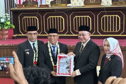 Dewan Perwakilan Rakyat Daerah (DPRD) Kotabaru menggelar Rapat Paripurna Istimewa serah terima jabatan Bupati dan Wakil Bupati terpilih periode 2025-2030 yang dilaksanakan di Gedung DPRD Kotabaru Ln.3, Senin (3/3/2025). Foto: ahd/siberdbn.com