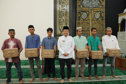 Wakil Gubernur Kalsel, Hasnuryadi Sulaiman saat menyerahkan paket ramadan kepada warga sekitar usai meresmikan Masjid Hasnur Asy Syajarah Tapin. Foto: Naimah Mahmudah/Adpim Kalsel