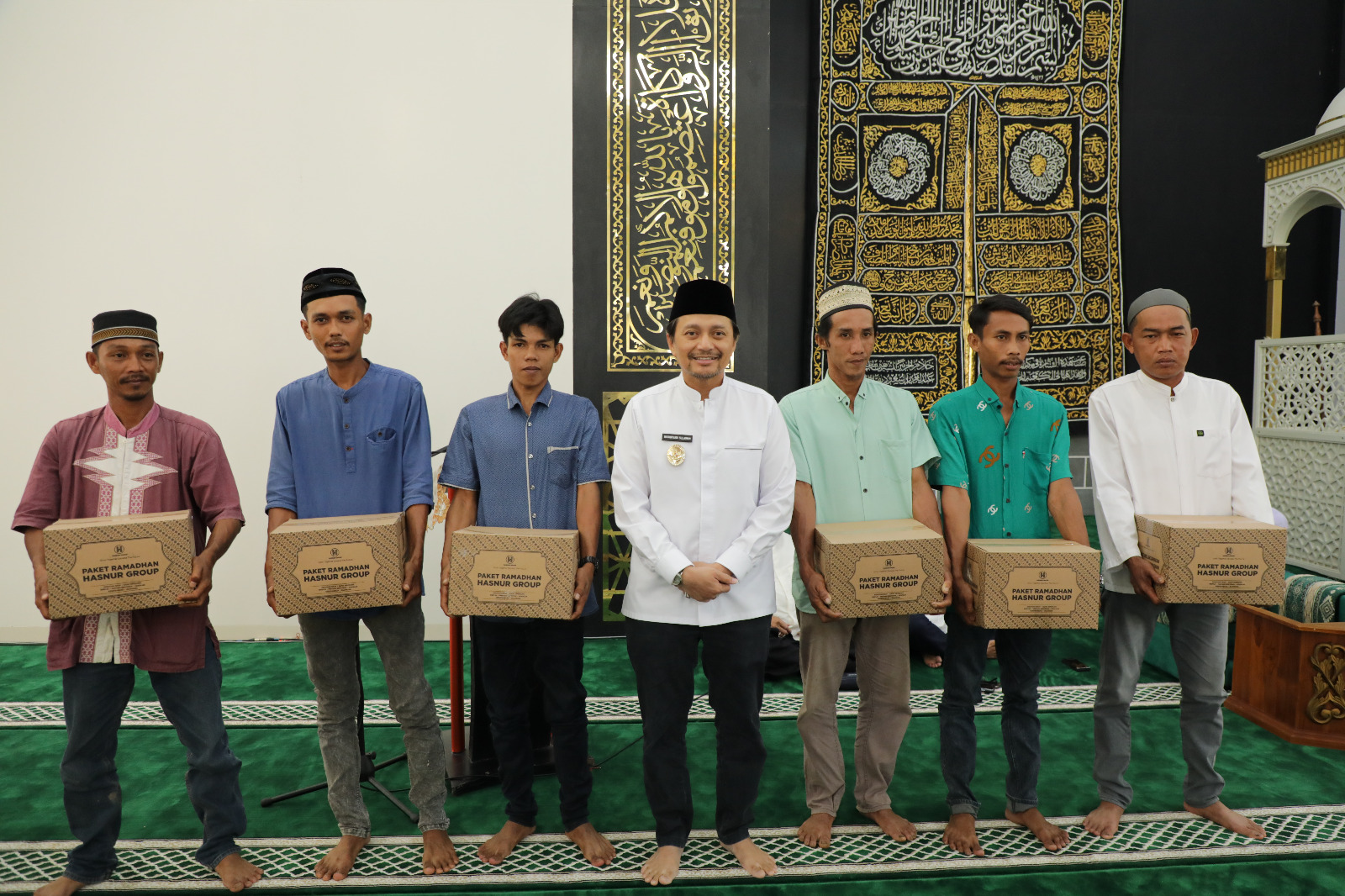 Wakil Gubernur Kalsel, Hasnuryadi Sulaiman saat menyerahkan paket ramadan kepada warga sekitar usai meresmikan Masjid Hasnur Asy Syajarah Tapin. Foto: Naimah Mahmudah/Adpim Kalsel