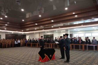 Bupati Kotabaru Muhammad Rusli Lantik Pj Sekda. Foto: Diskominfo Kotabaru