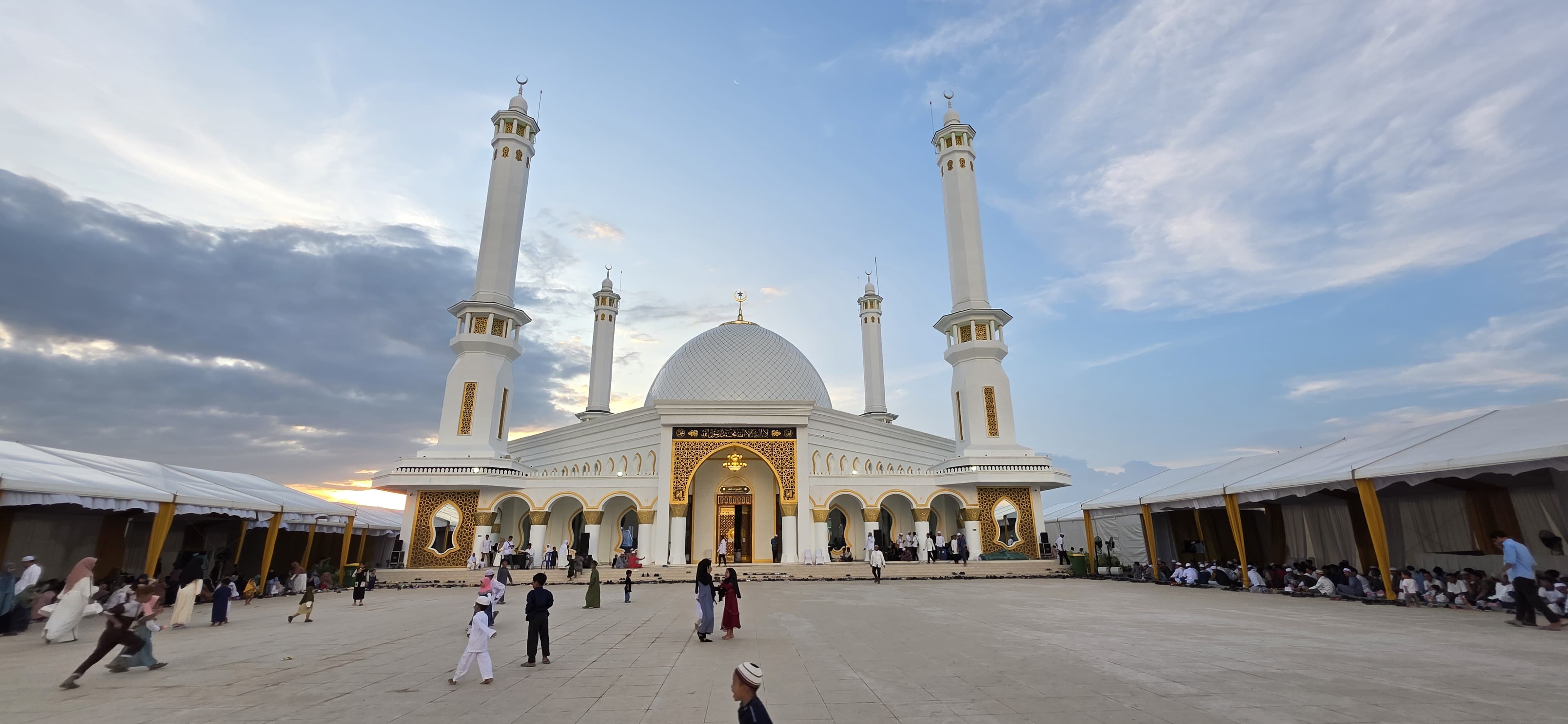 Masjid Hasnur Asy Syajarah. Foto: Biro Administrasi PimpinanSekretariat Daerah Provinsi Kalsel/Naimah Mahmudah