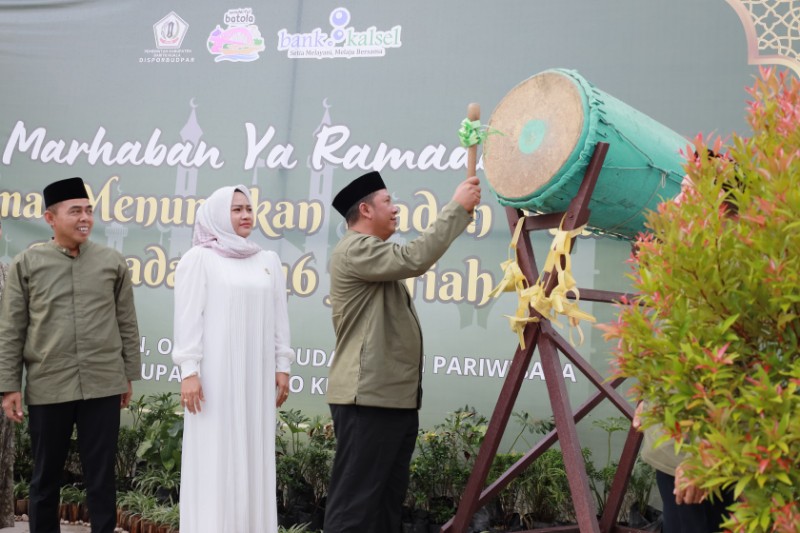 Bupati Barito Kuala, H Bahrul Ilmi saat meumukul bedug tanda diresmikannya Pasar Ramadan. Foto: Ben/TeladanKalimantan.com