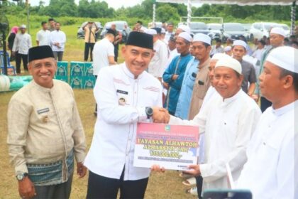 Bupati dan Wabup Tala menyerahkan bantuan hibah di acara Safari Ramadan di Bumi Makmur. Foto: Istimewa