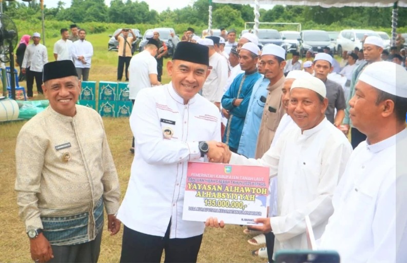 Bupati dan Wabup Tala menyerahkan bantuan hibah di acara Safari Ramadan di Bumi Makmur. Foto: Istimewa