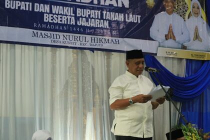 Wakil Bupati Tanah Laut H Muhammad Zazuli menyerahkan dana hibah. Foto: Asep/siberdbn.com