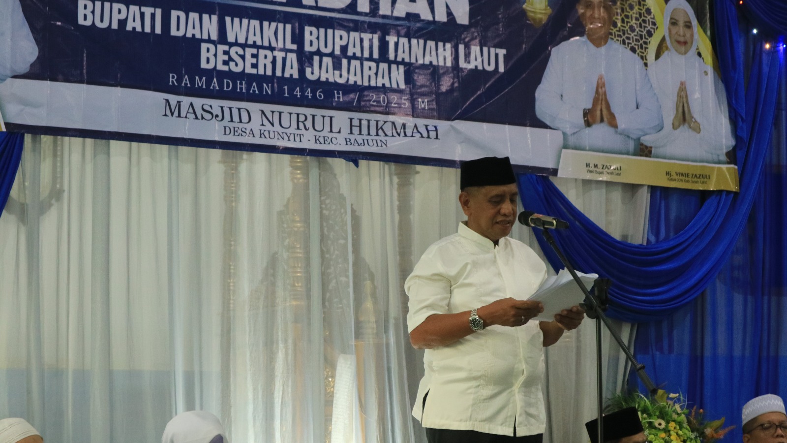 Wakil Bupati Tanah Laut H Muhammad Zazuli menyerahkan dana hibah. Foto: Asep/siberdbn.com