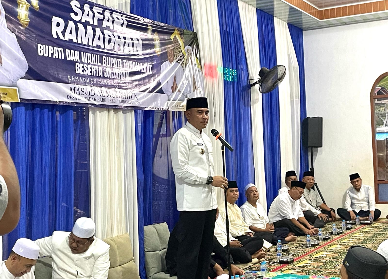 Bupati Tanah Laut, H Rahmat Trianto mengunjungi Masjid Al-Mujahidin Desa Martadah Baru, Kecamatan Tambang Ulang.