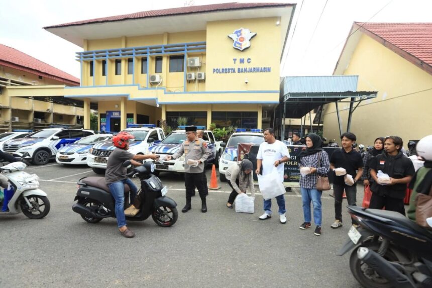 Kapolresta Banjarmasin, Kombes Pol Cuncun Kurniadi bersama awak media bagikan takjil kepada pengenadar yang melintas di Jalan D.I Panjaitan di halaman Mapolresta, Kamis (13/3/2025). Foto: Humas Poresta Banjarmasin 5W1H