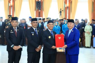 Bupati dan Wakil Bupati Kotabaru terima Surat Keputusan (SK) Menteri Dalam Negeri (Mendagri) tentang Pengesahan Pengangkatan sebagai Bupati dan Wakil Bupati Kotabaru masa jabatan 2025-2030, bertempat di Gedung Mahligai Pancasila Banjarmasin, Rabu (5/3/2025). Foto: Pemkab Kotabaru