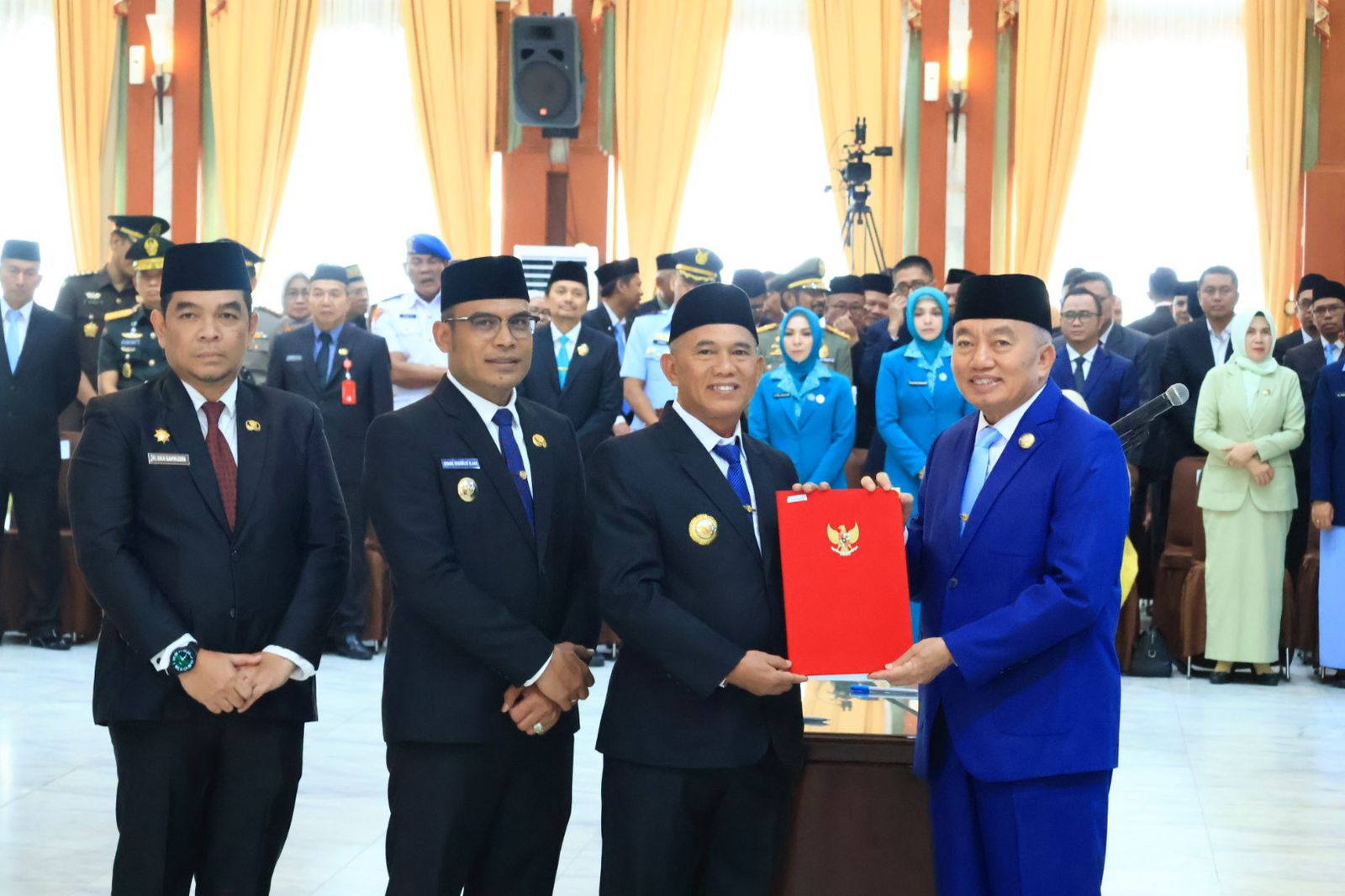 Bupati dan Wakil Bupati Kotabaru terima Surat Keputusan (SK) Menteri Dalam Negeri (Mendagri) tentang Pengesahan Pengangkatan sebagai Bupati dan Wakil Bupati Kotabaru masa jabatan 2025-2030, bertempat di Gedung Mahligai Pancasila Banjarmasin, Rabu (5/3/2025). Foto: Pemkab Kotabaru