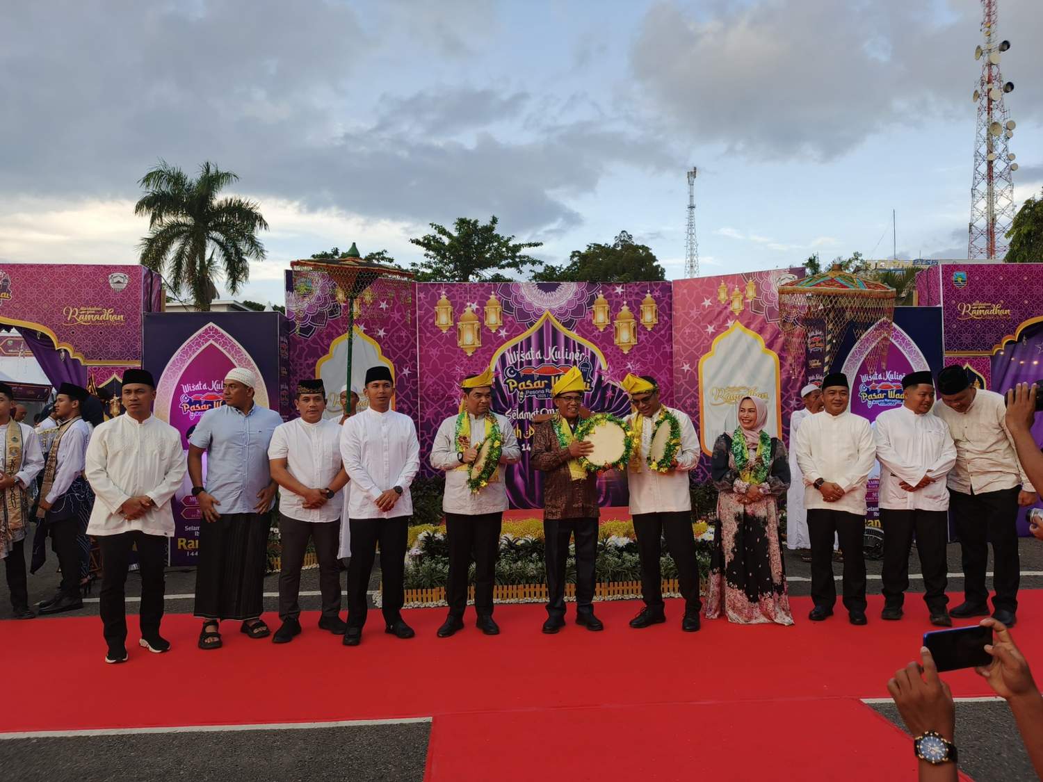 upati Kotabaru H Muhammad Rusli di dampingi istri dan Wakil Bupati Kotabaru Syairi Mukhlis beserta istri meresmikan Pasar Wadai Ramadan 1446 Hijriyah atau 2025 Masehi, bertempat di Lapangan Siring Laut Kotabaru, Senin (3/3/2025) sore. Foto: Ahd/siberdbn.com